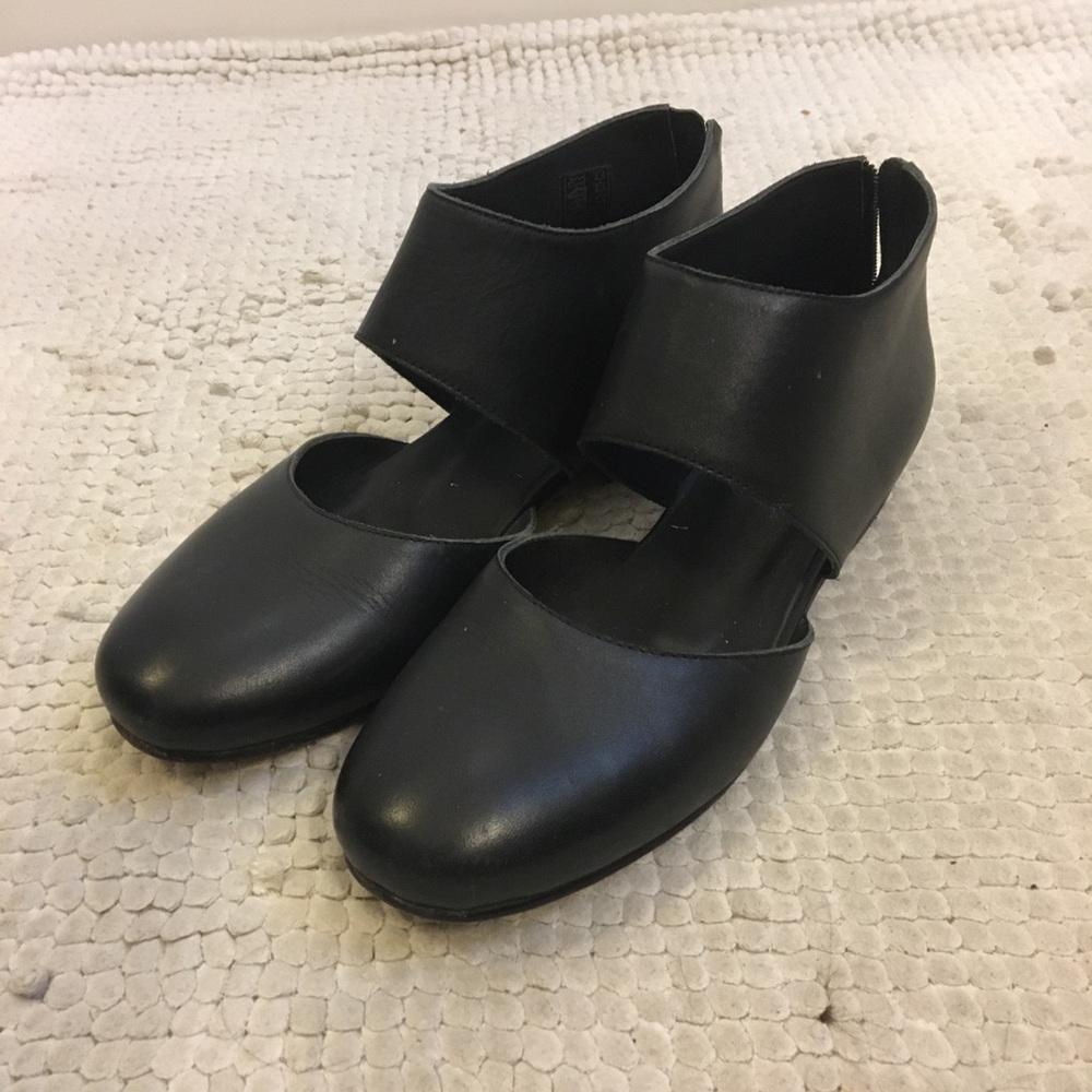 Fortress of Inca Black Zipper Flats w/ Cutout sz 6